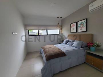 Venta Casa Moderna de Estreno en Urb. La Costa Samborondón