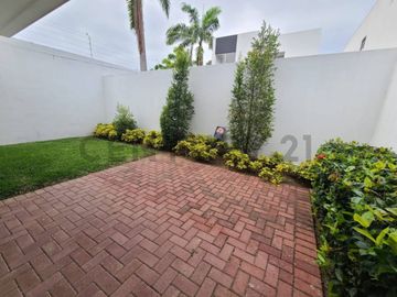 Venta Casa Moderna de Estreno en Urb. La Costa Samborondón