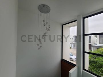 Venta Casa Moderna de Estreno en Urb. La Costa Samborondón