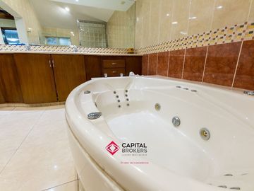 Casa en venta de Lujo El Palomar con vista panorámica y amplio jardín