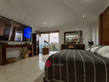 Casa en venta de Lujo El Palomar con vista panorámica y amplio jardín