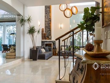 Casa en venta de Lujo El Palomar con vista panorámica y amplio jardín