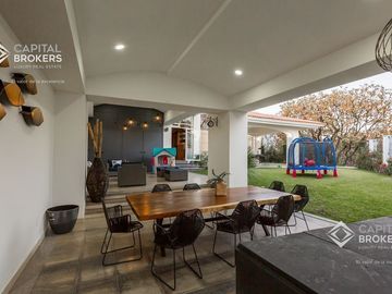 Casa en venta de Lujo El Palomar con vista panorámica y amplio jardín