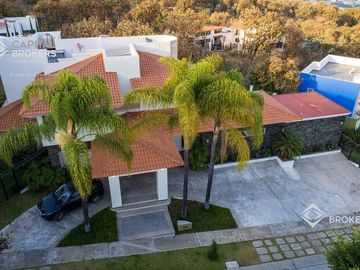 Casa en venta de Lujo El Palomar con vista panorámica y amplio jardín