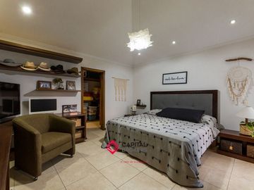 Casa en venta de Lujo El Palomar con vista panorámica y amplio jardín