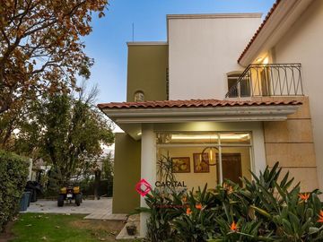Casa en venta de Lujo El Palomar con vista panorámica y amplio jardín