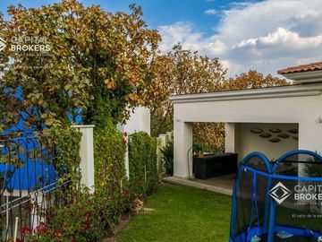 Casa en venta de Lujo El Palomar con vista panorámica y amplio jardín