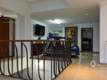 Casa en venta de Lujo El Palomar con vista panorámica y amplio jardín