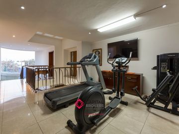 Casa en venta de Lujo El Palomar con vista panorámica y amplio jardín