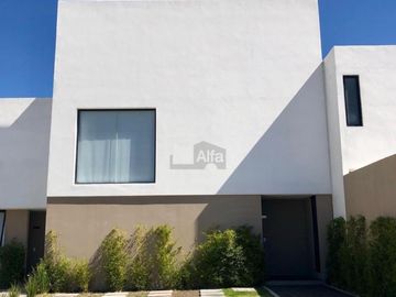 Casa en venta en Gran Capricho Cumbres del Lago Juriquilla, 4 recámaras, roof, alberca