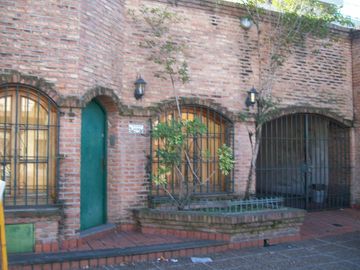 ESPECTACULAR CASA REMOZADA ESTILO COLONIAL 6 AMB.CON FONDO