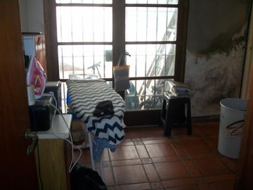 ESPECTACULAR CASA REMOZADA ESTILO COLONIAL 6 AMB.CON FONDO