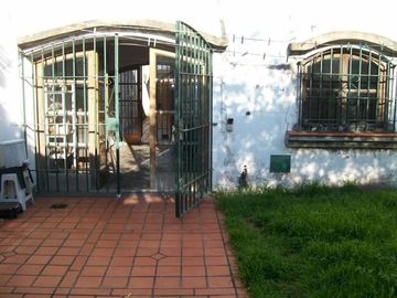 ESPECTACULAR CASA REMOZADA ESTILO COLONIAL 6 AMB.CON FONDO