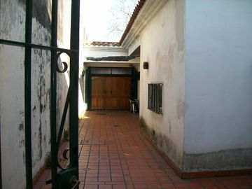 ESPECTACULAR CASA REMOZADA ESTILO COLONIAL 6 AMB.CON FONDO