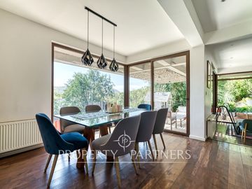 La Reserva. Casa moderna con impresionante vista al valle