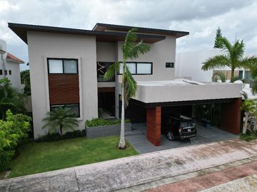 CASA DE 5 RECAMARAS EN VENTA EN RESIDENCIAL LAGOS DEL SOL CANCUN COLDWELL BANKER