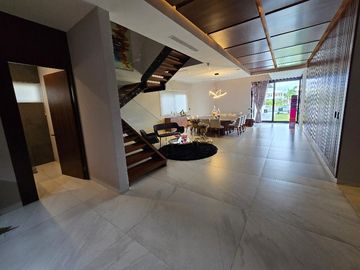 CASA DE 5 RECAMARAS EN VENTA EN RESIDENCIAL LAGOS DEL SOL CANCUN COLDWELL BANKER