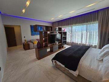 CASA DE 5 RECAMARAS EN VENTA EN RESIDENCIAL LAGOS DEL SOL CANCUN COLDWELL BANKER