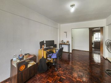 Departamento de 1 dormitorio con cocina separada, lavadero y balcón