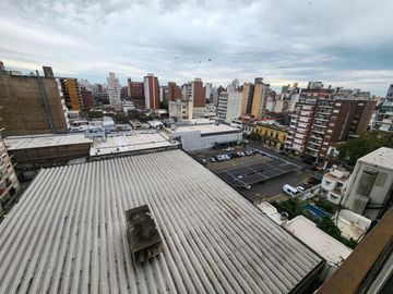 Departamento de 1 dormitorio con cocina separada, lavadero y balcón