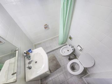 Departamento de 1 dormitorio con cocina separada, lavadero y balcón