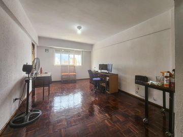 Departamento de 1 dormitorio con cocina separada, lavadero y balcón
