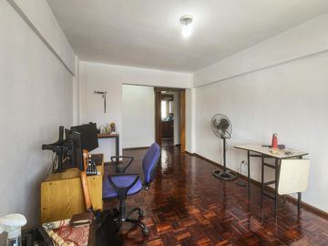 Departamento de 1 dormitorio con cocina separada, lavadero y balcón