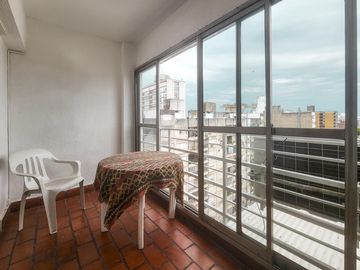 Departamento de 1 dormitorio con cocina separada, lavadero y balcón