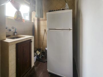 Departamento de 1 dormitorio con cocina separada, lavadero y balcón