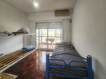 Departamento de 1 dormitorio con cocina separada, lavadero y balcón