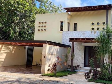 Bonita casa en venta en Villa Nautilus dentro de  Aldea Zamá, Tulum, Qroo.
