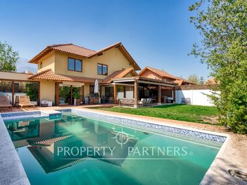 Hermosa casa ubicada en condominio con seguridad 24/7! Peñalolén