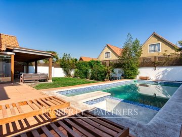 Hermosa casa ubicada en condominio con seguridad 24/7! Peñalolén