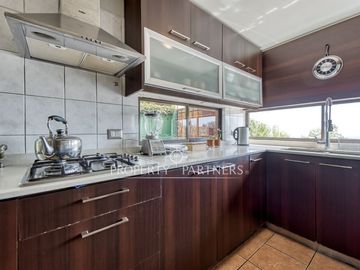 Venta de remodela y amplia casa en Club de Campo Norte , Peñalolén