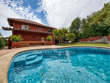 Venta de remodela y amplia casa en Club de Campo Norte , Peñalolén