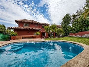 Venta de remodela y amplia casa en Club de Campo Norte , Peñalolén