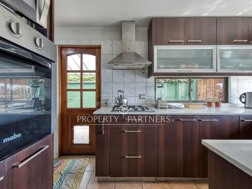 Venta de remodela y amplia casa en Club de Campo Norte , Peñalolén