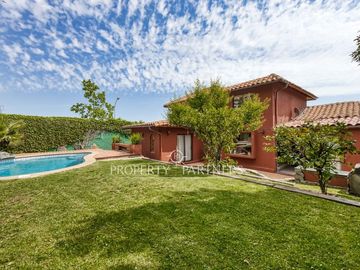 Venta de remodela y amplia casa en Club de Campo Norte , Peñalolén