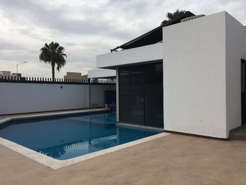 Casa con alberca en Pueblo Nuevo