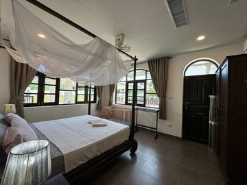 house for sale, 5 bedrooms, 5 bathrooms.