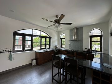 house for sale, 5 bedrooms, 5 bathrooms.