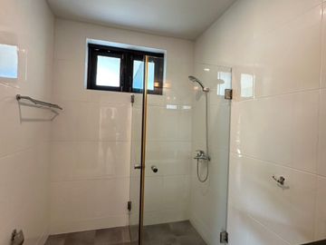 house for sale, 5 bedrooms, 5 bathrooms.