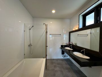 house for sale, 5 bedrooms, 5 bathrooms.