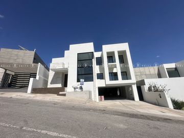 CASA  EN VENTA, EN LOMAS DE SAN CHARBEL