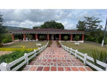 INCOMPARABLE FINCA CON HERMOSA CASA EN DAGUA MUY CERCA A CALI