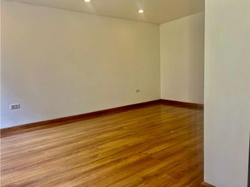 Casa de tres niveles en venta en Suba