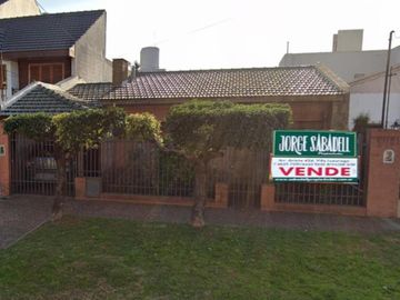 CHALET DE 4 AMBIENTES CON COCHERA Y FONDO LIBRE
