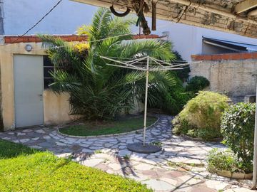CHALET DE 4 AMBIENTES CON COCHERA Y FONDO LIBRE