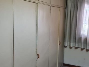CHALET DE 4 AMBIENTES CON COCHERA Y FONDO LIBRE