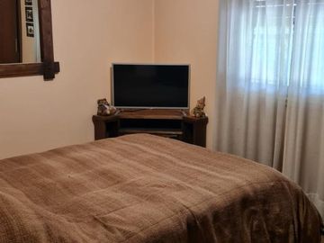 CHALET DE 4 AMBIENTES CON COCHERA Y FONDO LIBRE